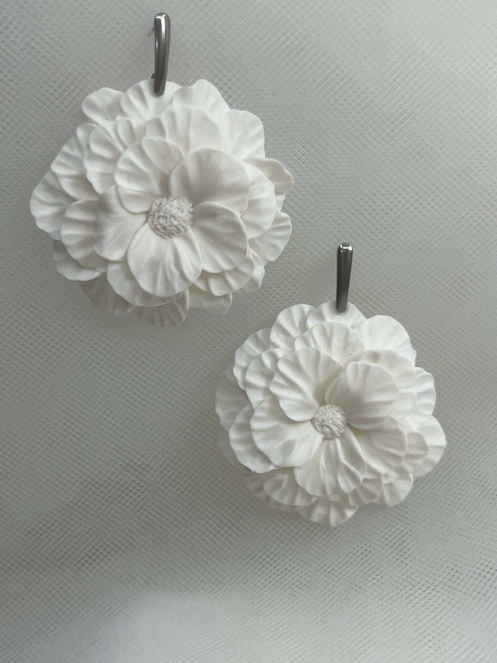 Pendientes de acero con flores de porcelana