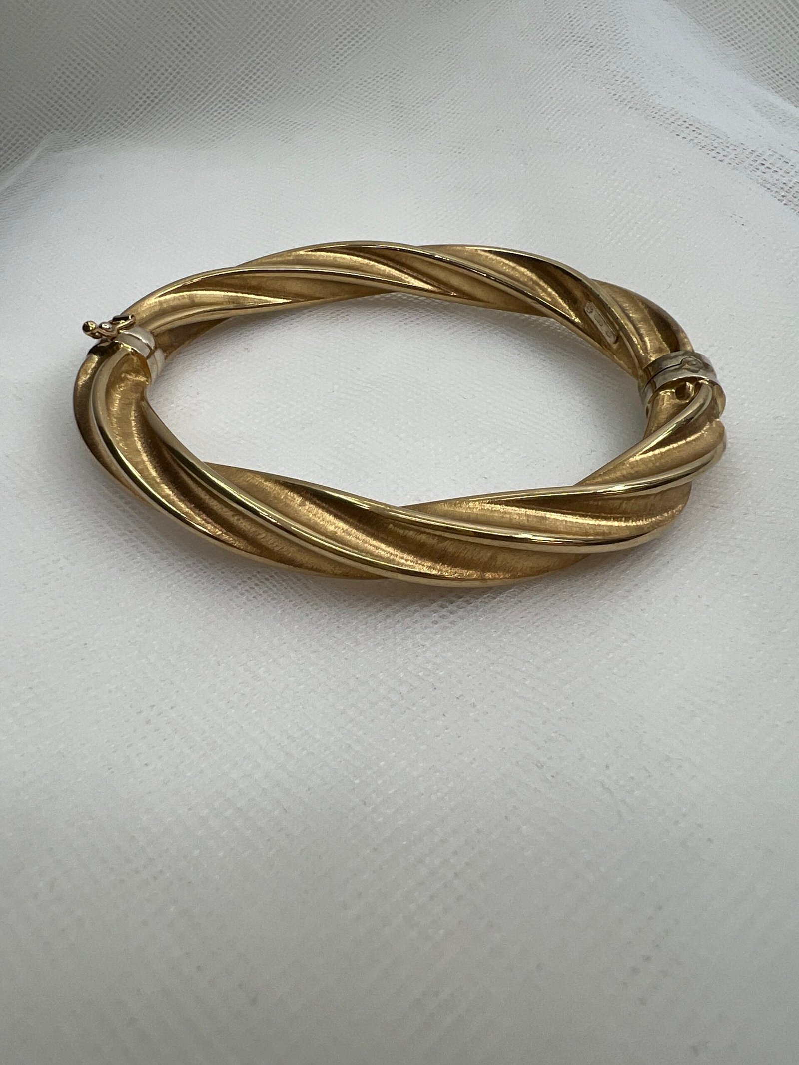 Esclava de oro amarillo brillo y matizado.
