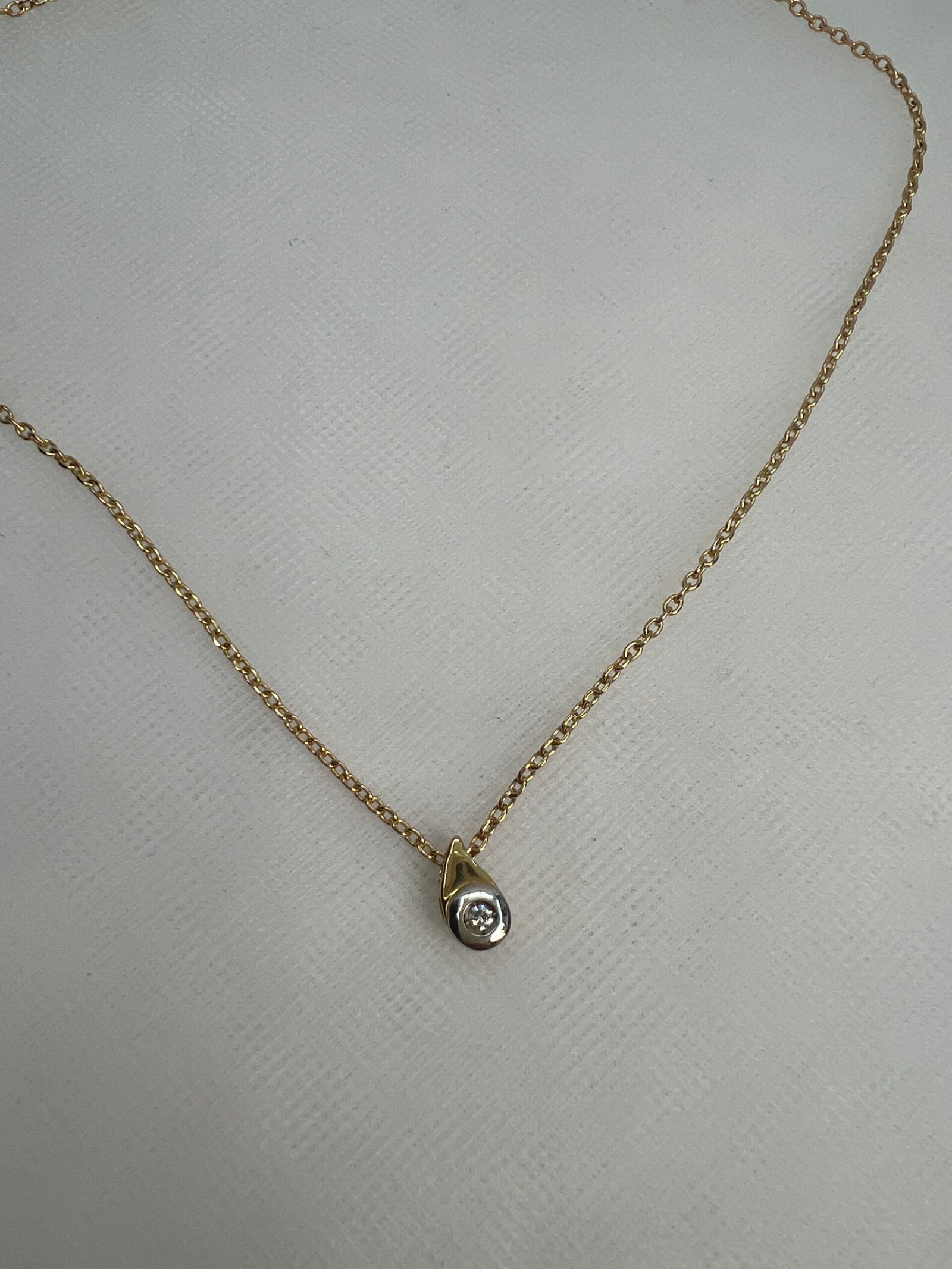 Cadena de oro amarillo y colgante bicolor con brillante. 0.07k.
