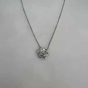 Cadena y colgante de oro blanco con forma de sol.