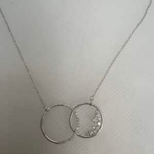 Collar de oro blanco con colgante de  dos circulos entrelazados con brillantes.0.194k.