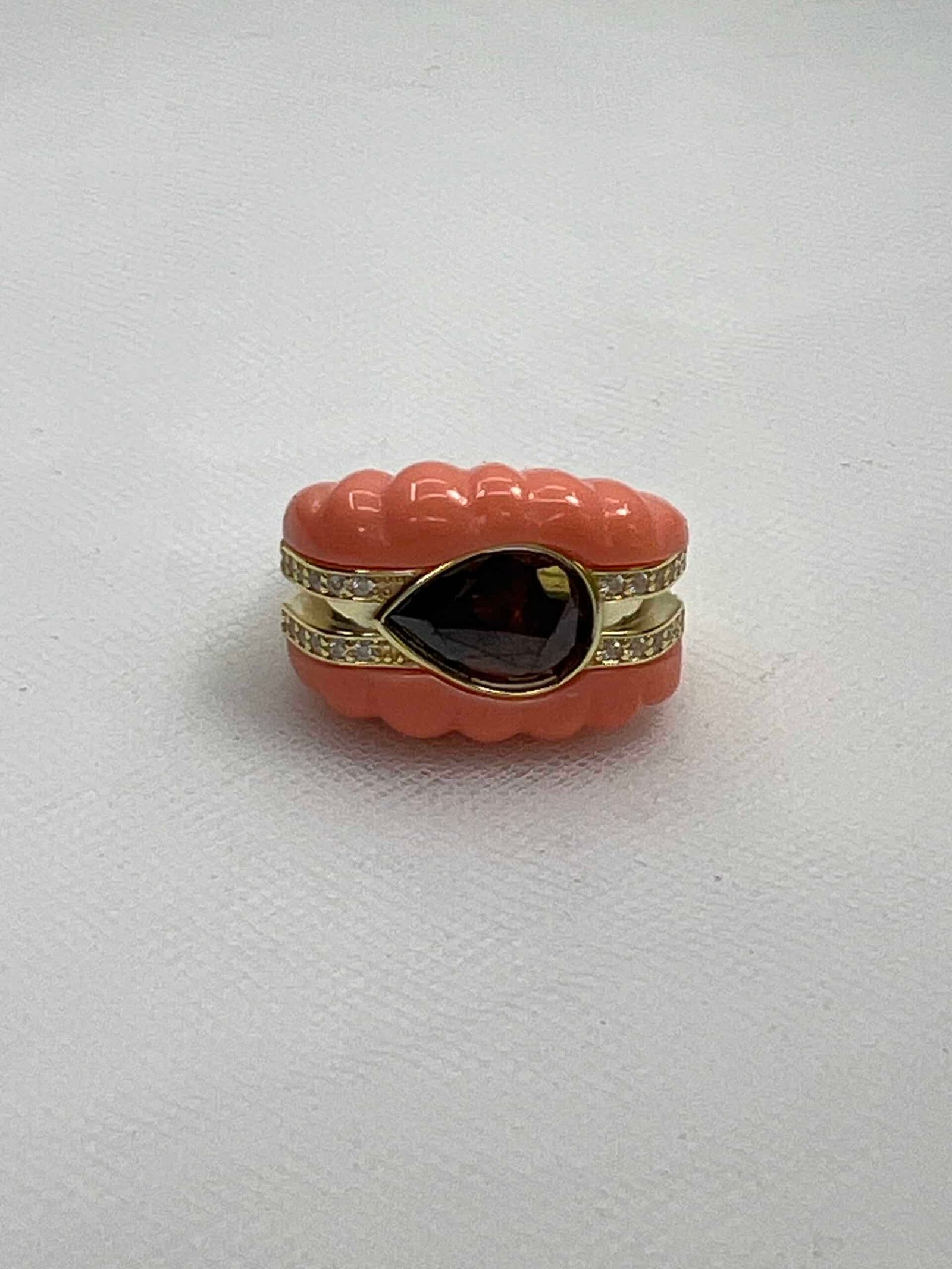 Anillo de plata chapado en oro amarillo sello de pasta de coral con circonita granate y circonitas blancas.