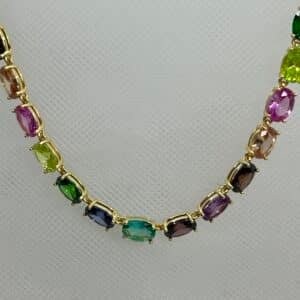 Collar de plata chapada en oro amarillo con circonitas de colores variados.