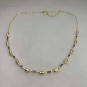 Collar de plata chapada en oro amarillo con circonitas de color lila y blancas.
