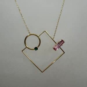 Collar de plata chapada en oro amarillo colgante con forma de rombo y circulo entrelazado con circonitas de color rosa y verde.