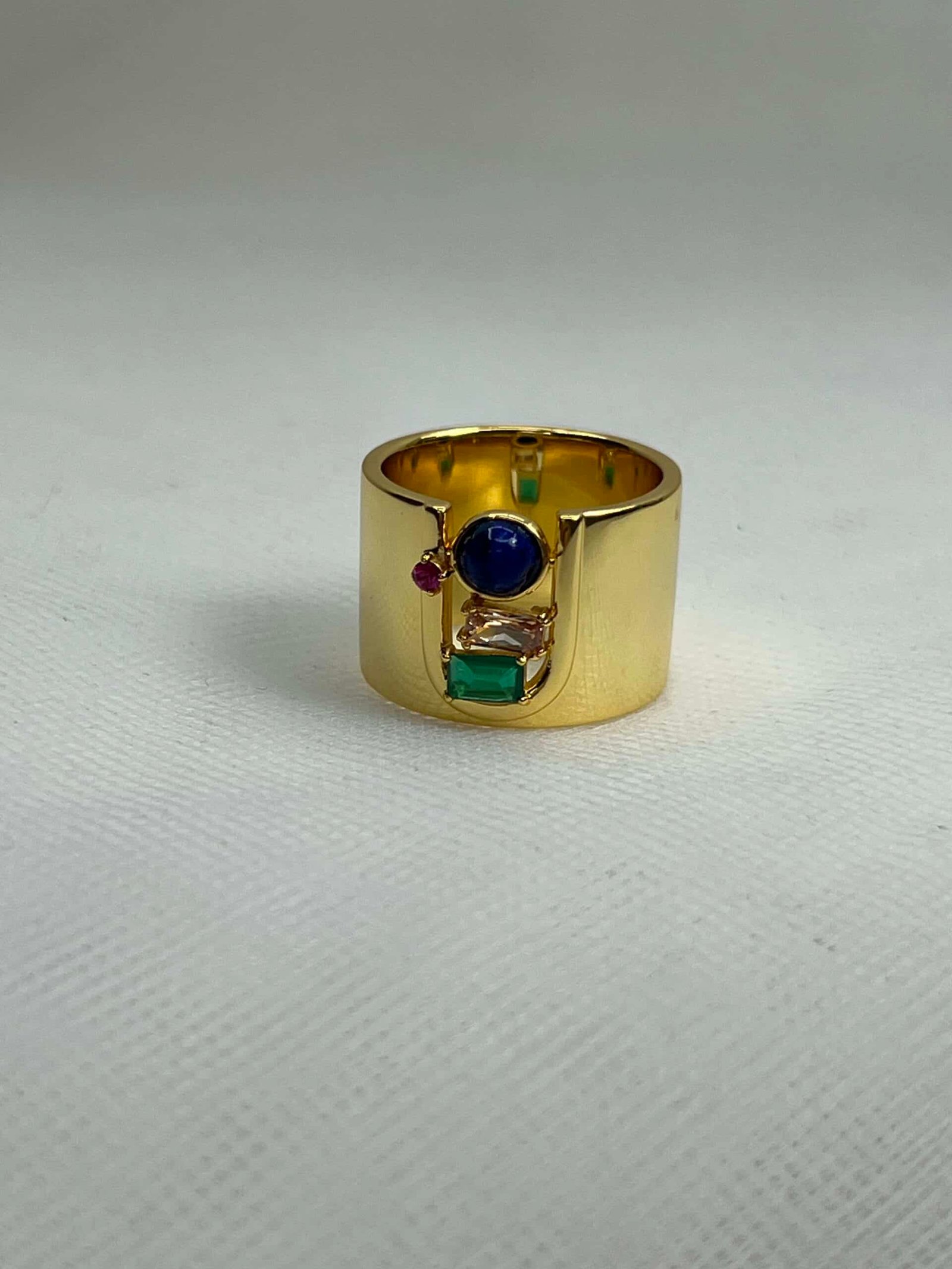 Anillo de plata chapado en oro amarillo con circonitas y lapislazuli.