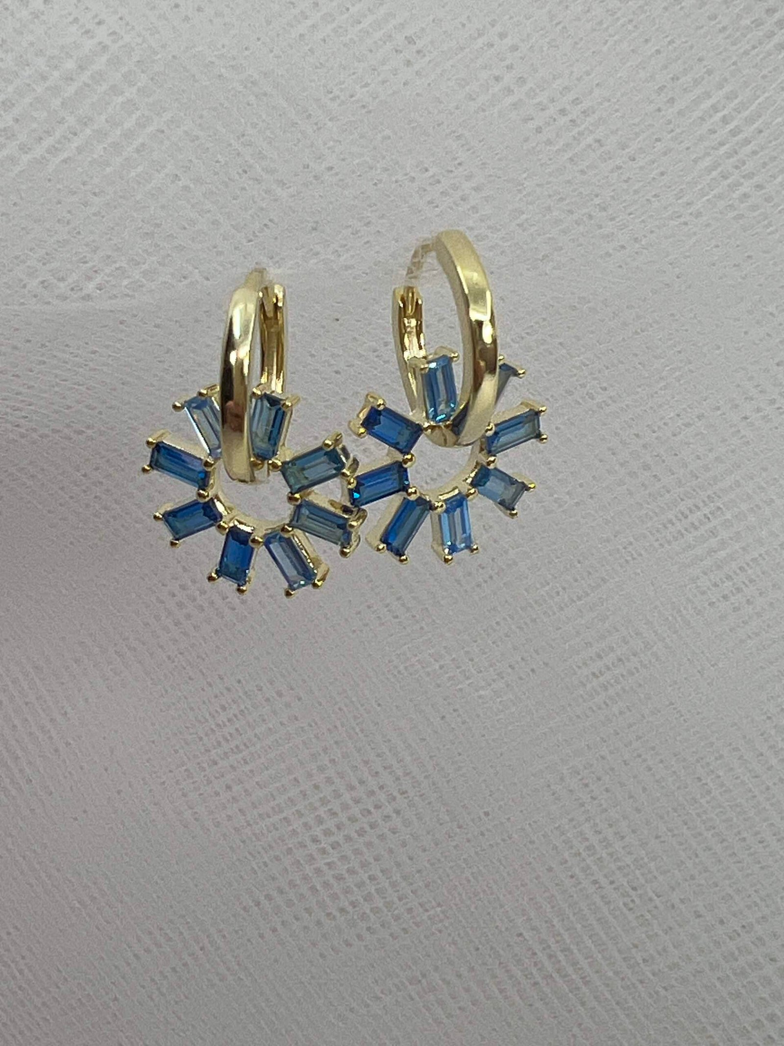 Pendientes de plata chapados en oro amarillo aros con colgantes de circonitas azules desmontables.