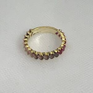 Anillo de plata chapada en oro amarillo de circonitas en tonos rosas.