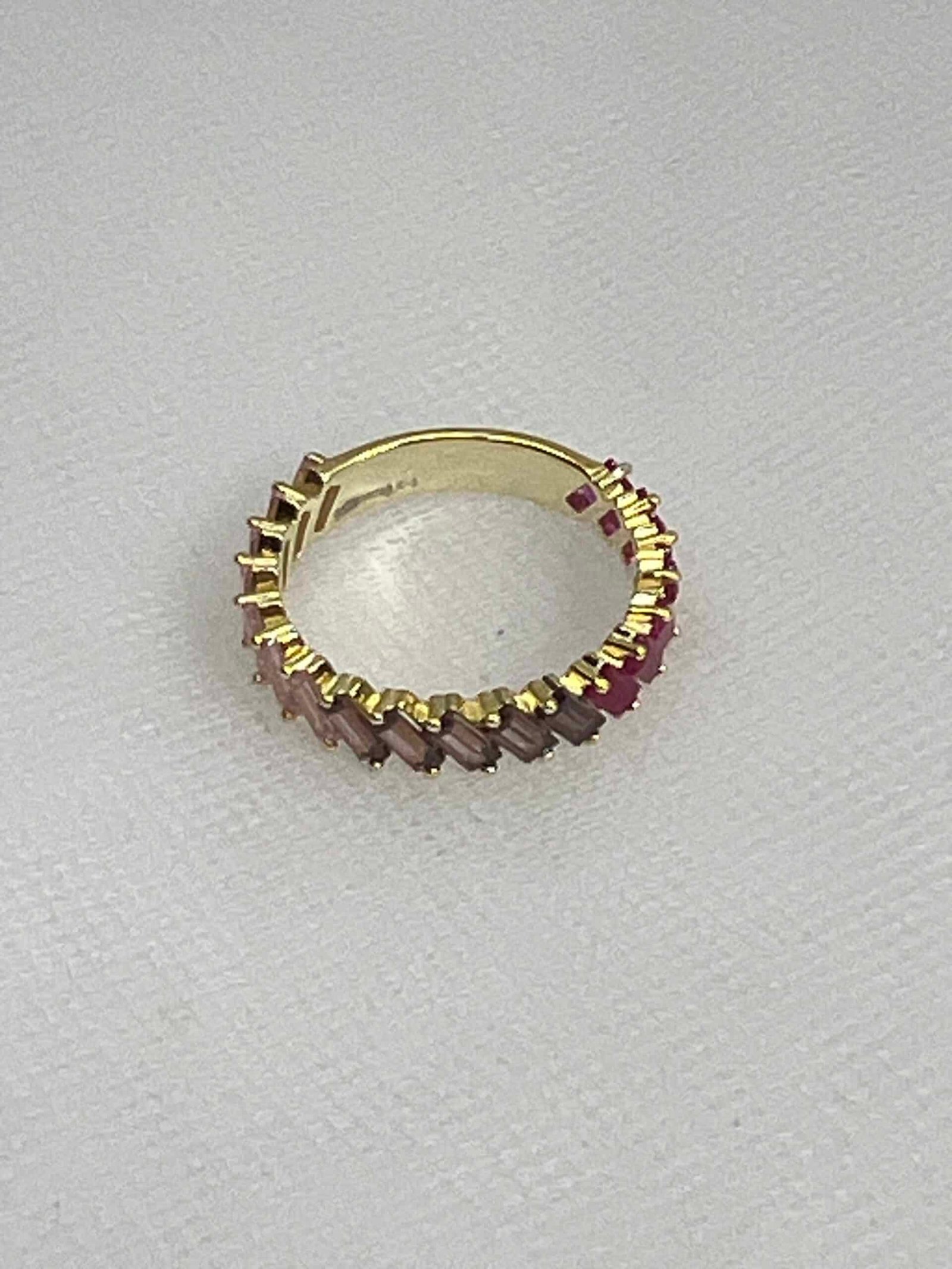 Anillo de plata chapada en oro amarillo de circonitas en tonos rosas.