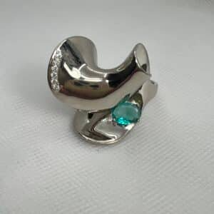 Anillo de plata rodiado en oro blanco con circonita verde y blancas.
