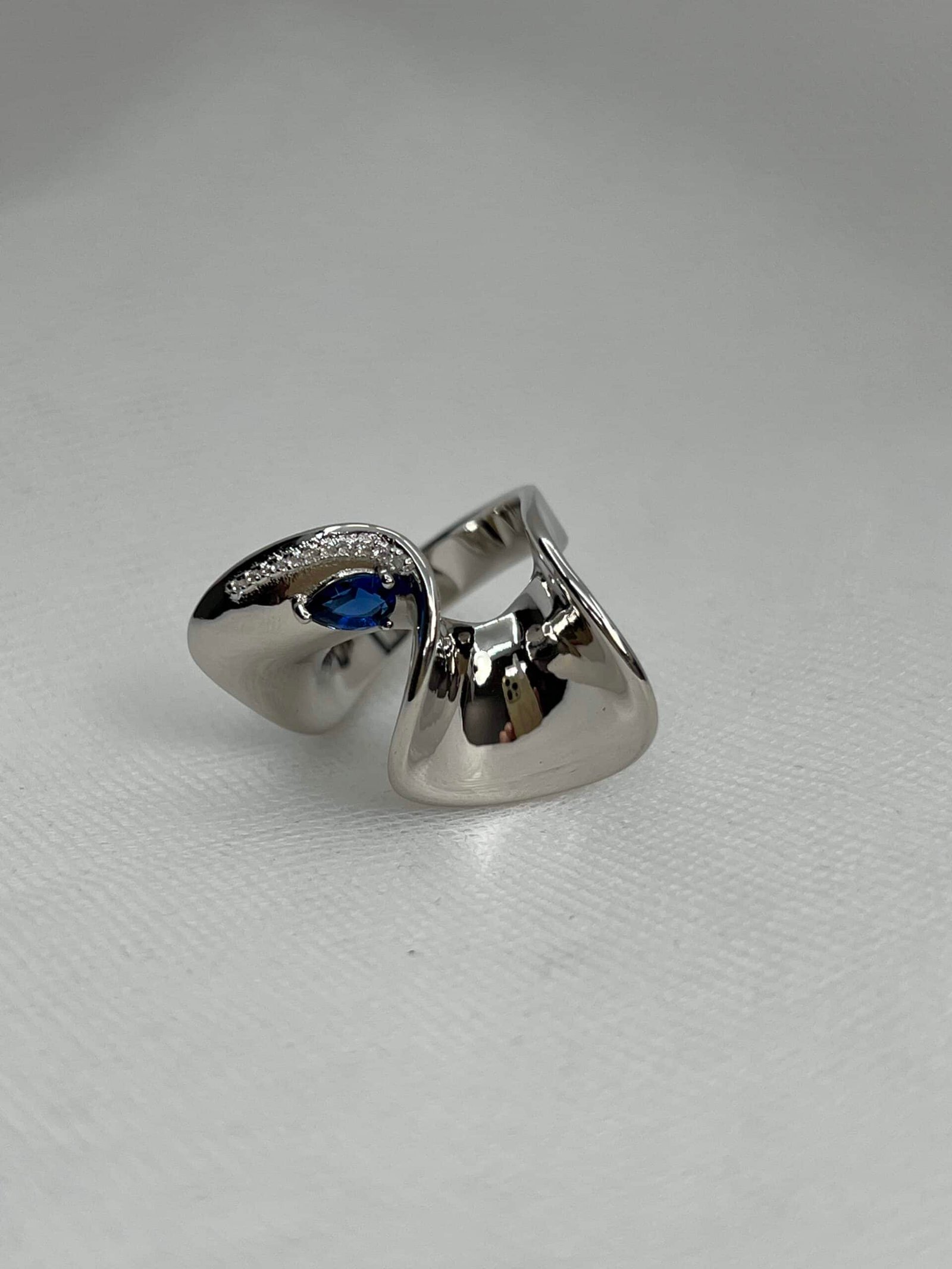 Anillo de plata rodiado en oro blanco con circonita azul y blancas.