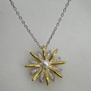 Collar de plata cadena rodiada en oro blanco y colgante de flor bicolor con perla y circonitas.