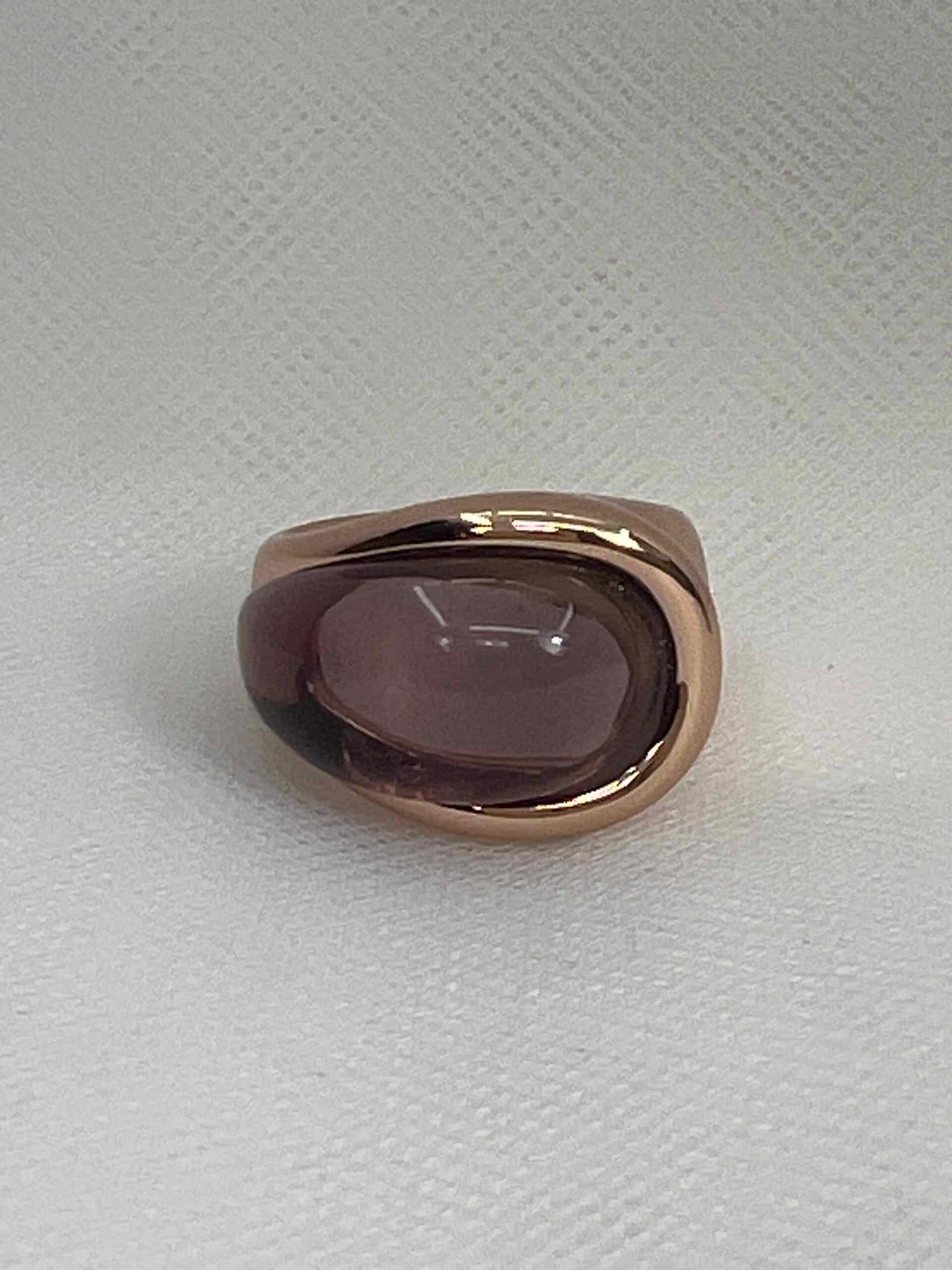 Anillo de plata chapado en oro rosa con piedra ovalada cabujon de color amatista.