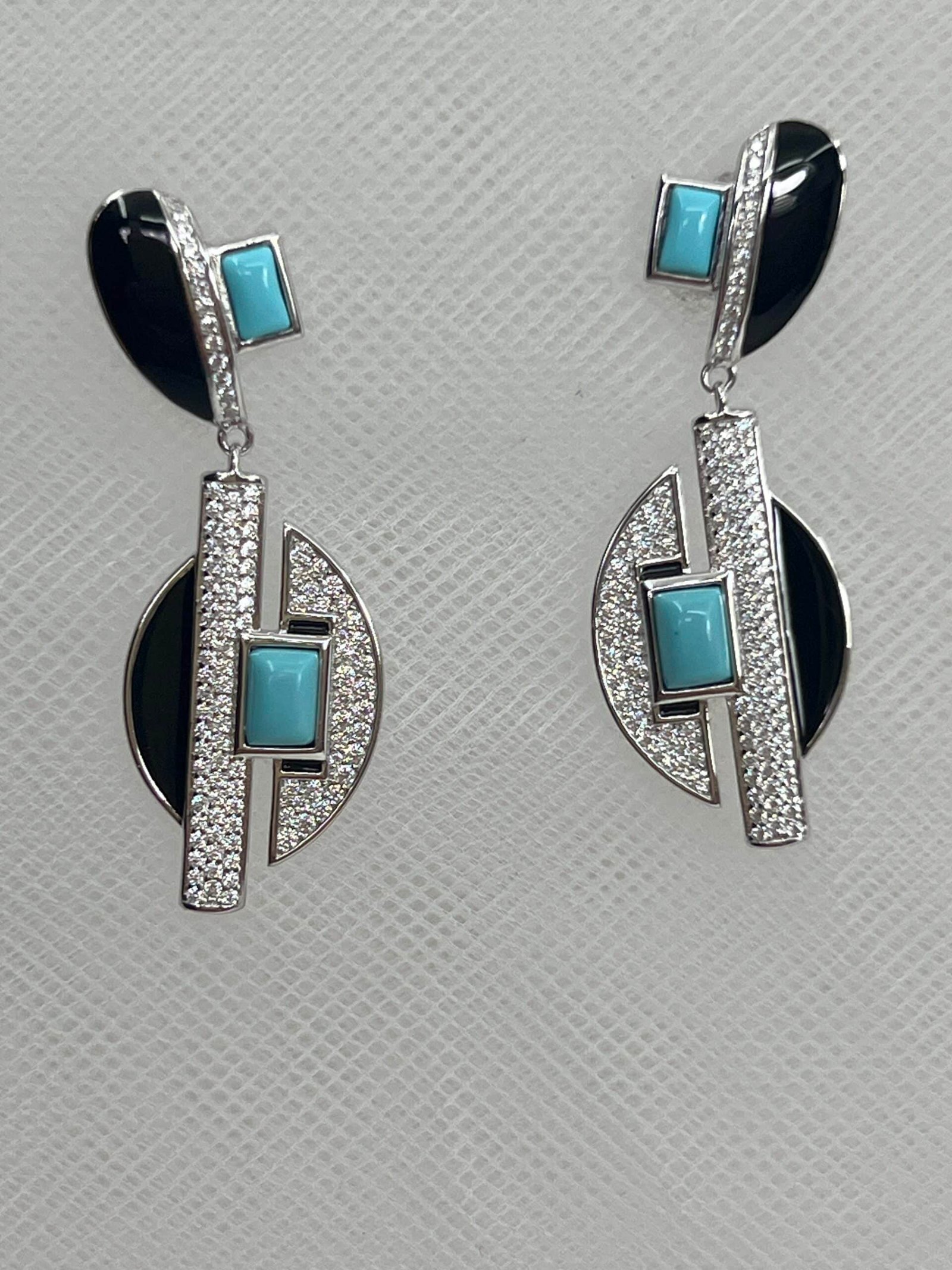 Pendientes de plata rodiados en oro blanco de esmalte negro circonitas y turquesa reconstituida.