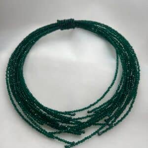 Collar de piedras de cristal  verde semirigido y abierto por el centro.