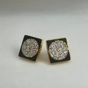 Pendientes de boton cuadrados de plata chapados en oro amarillo con un roseton en el centro de circonitas.