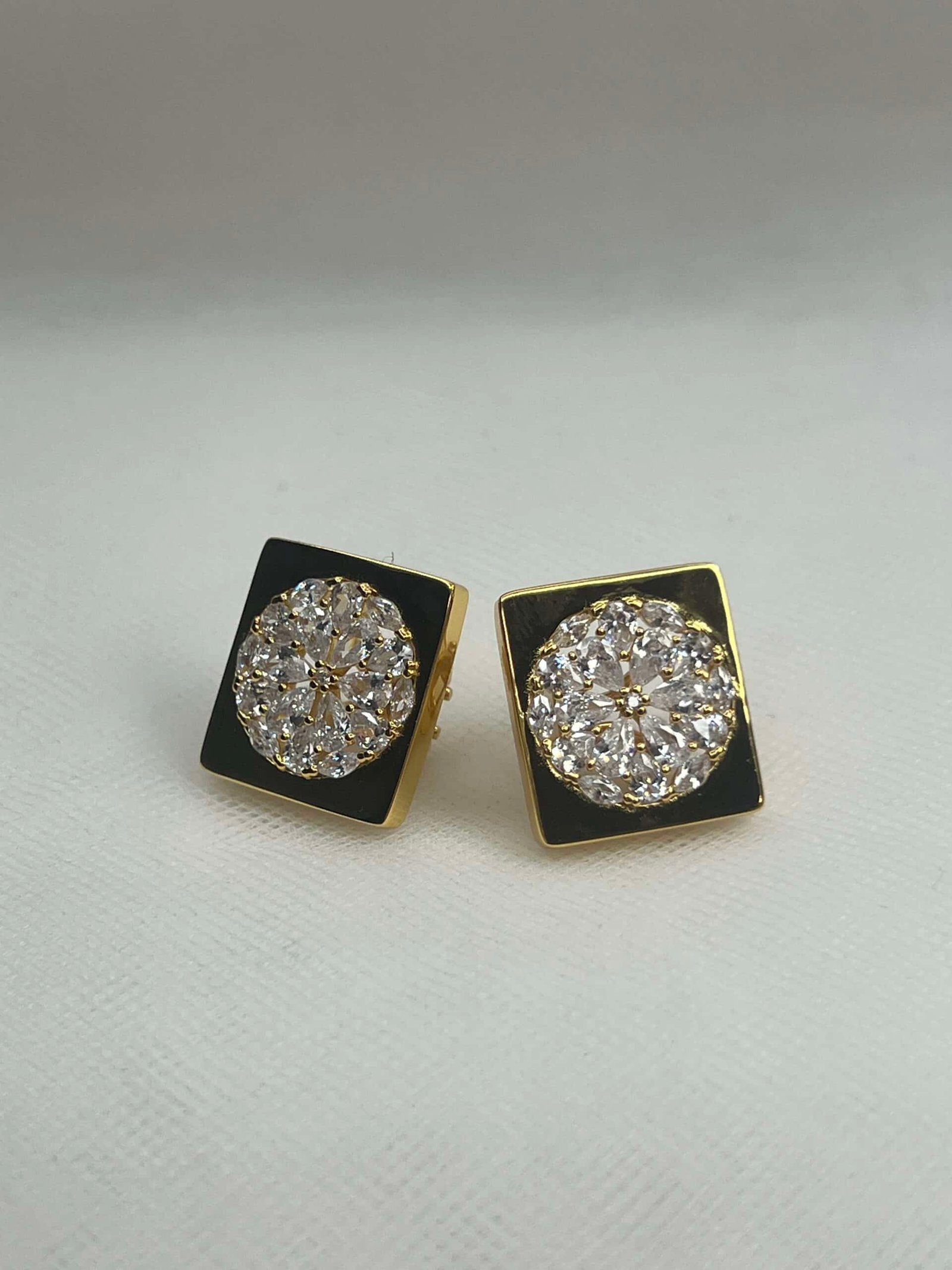 Pendientes de boton cuadrados de plata chapados en oro amarillo con un roseton en el centro de circonitas.
