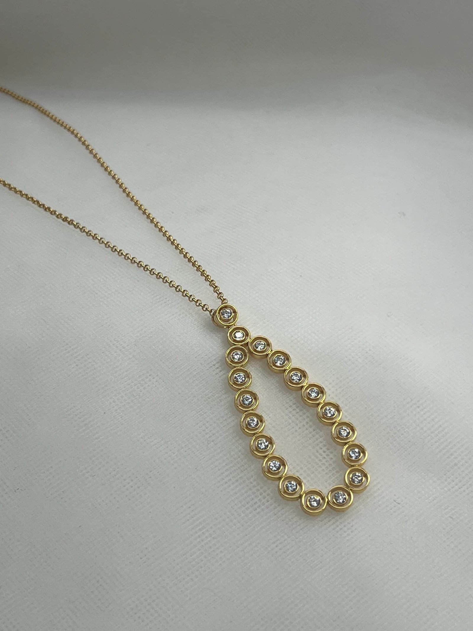Collar de plata chapado en oro amrarillo cadena con colgante en forma de gota de chatones con circonitas.