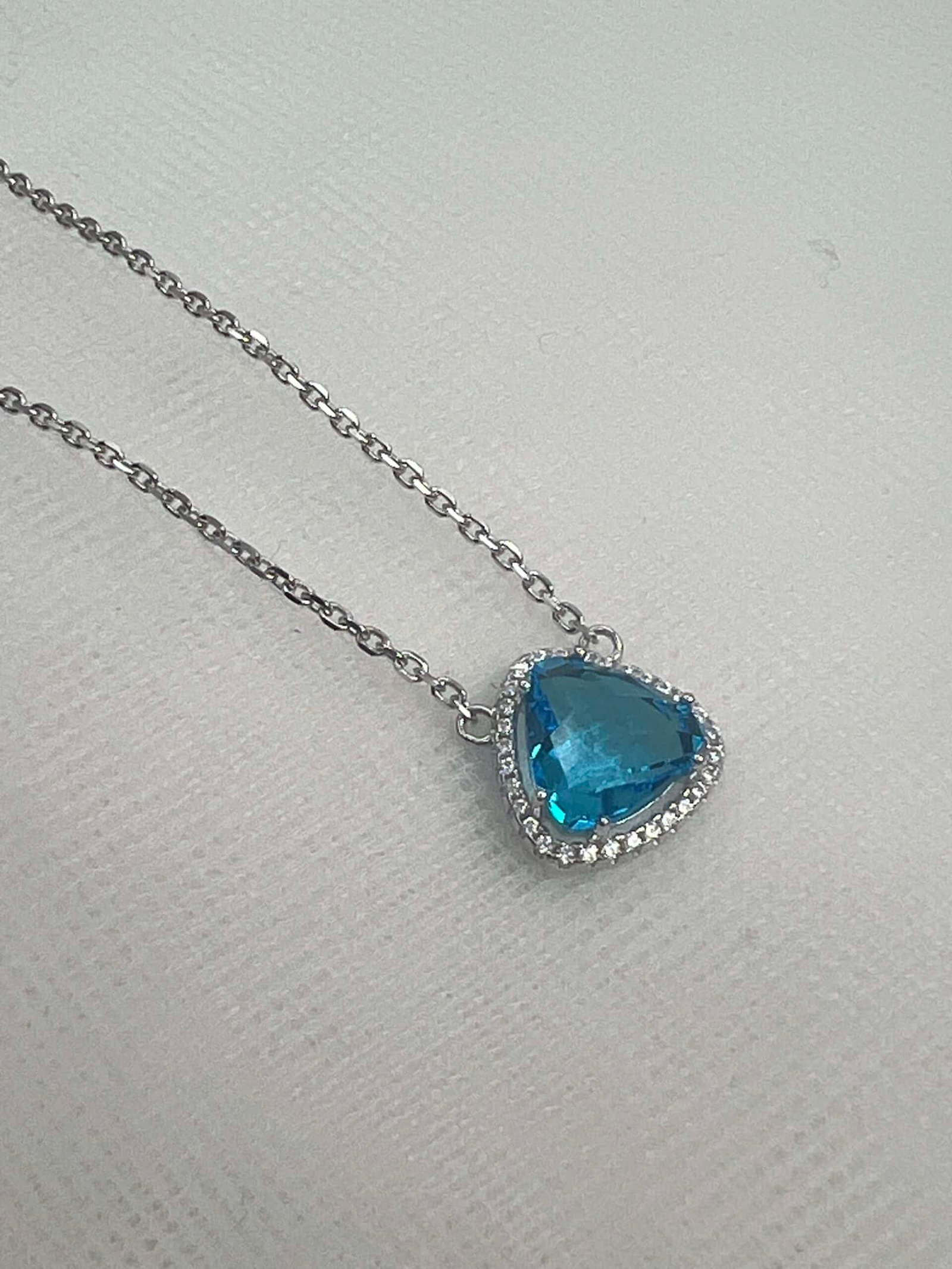 Collar de plata rodiado en oro blanco con colgante de circonitas blancas y azul.