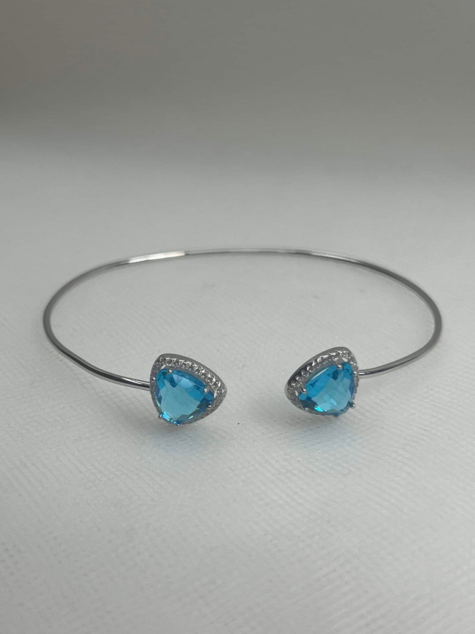 Esclava de plata rodiada en oro blanco con circonitas blancas y azules.