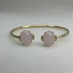 Esclava de plata chapada en oro amarillo abierta en el centro con cuarzo rosa natural y circonitas.