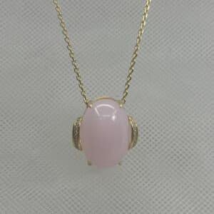 Collar de plata chapada en oro amarillo cadena con cuarzo rosa natural y circonitas.