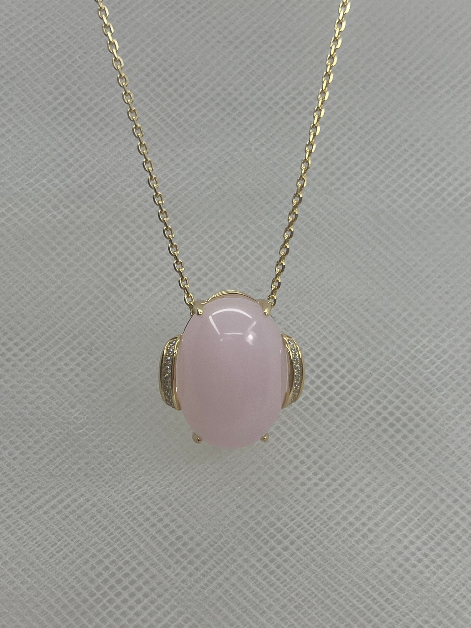 Collar de plata chapada en oro amarillo cadena con cuarzo rosa natural y circonitas.