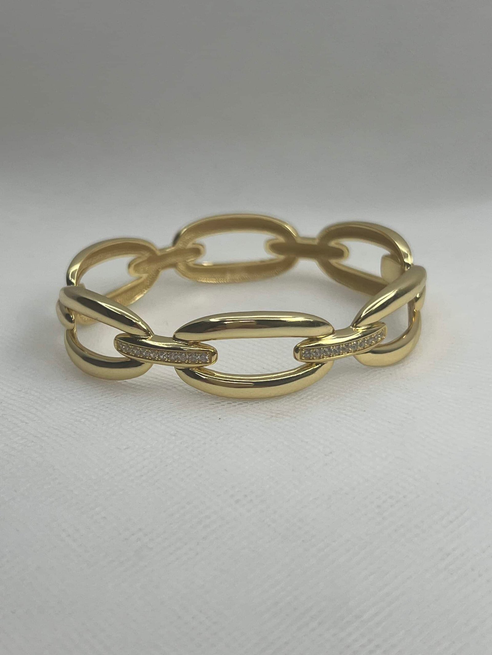 Esclava de plata chapada en oro amarillo eslabones unidos con tira engastada de circonitas.