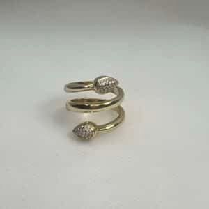 Anillo de plata chapado en oro amarillo doble brazo imitando a la serpiente con las puntas en forma de gota con circonitas.