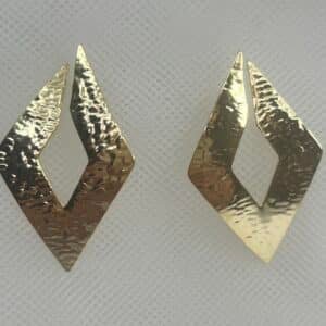 Pendientes de plata chapados en oro amarillo rombos abiertos martelados .