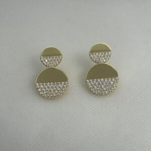 Pendientes de plata chapados en oro amarillo dobles circulos de tamaños distintos con circonitas engastadas.