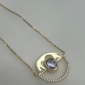 Collar de plata chapado en oro amarillo colgante redondo con circonita morada y orla de circonitas blancas.