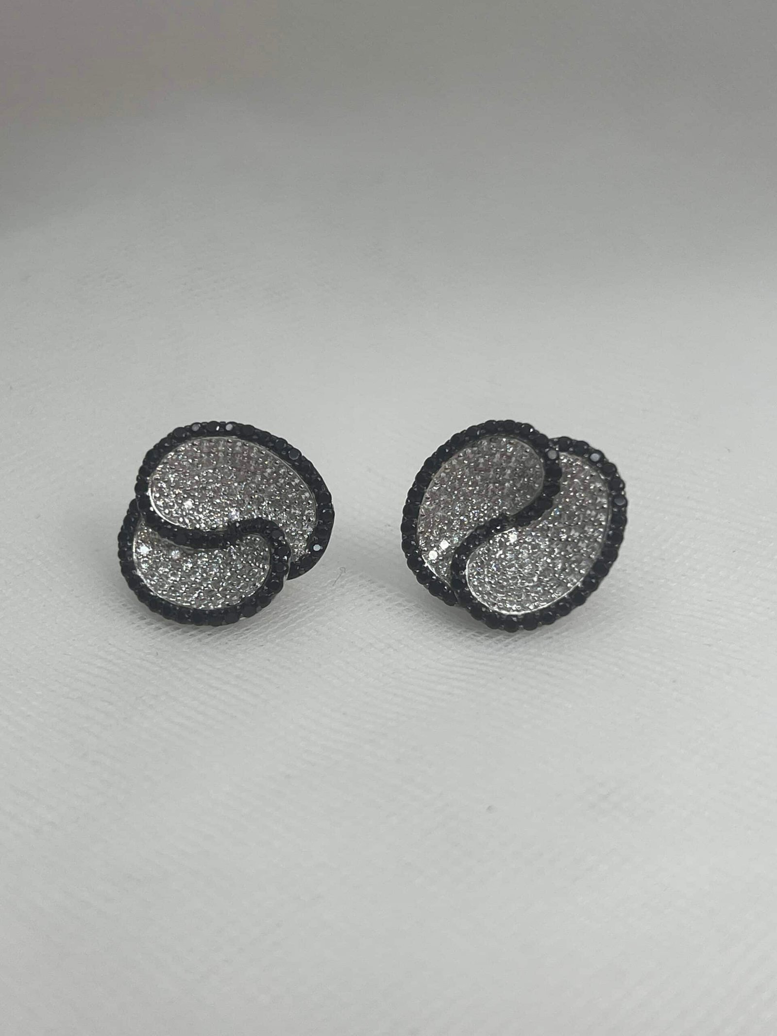 Pendientes de plata rodiados en oro blanco con circonitas blancas y marquesitas negras.