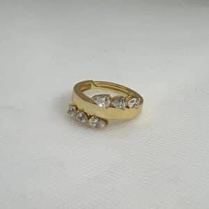 Anillo de plata chapado en oro amarillo con circonitas.