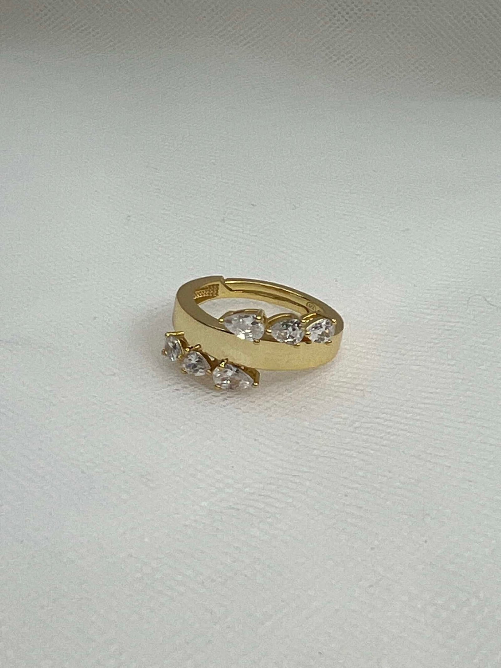 Anillo de plata chapado en oro amarillo con circonitas.