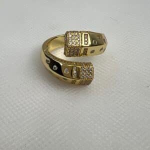Anillo de plata chapado en oro amarillo cruzado con circonitas.
