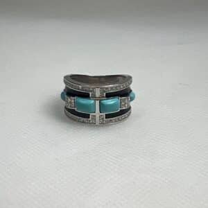 Anillo de plata rodiado en oro blanco con turquesa reconstituida y esmalte negro.
