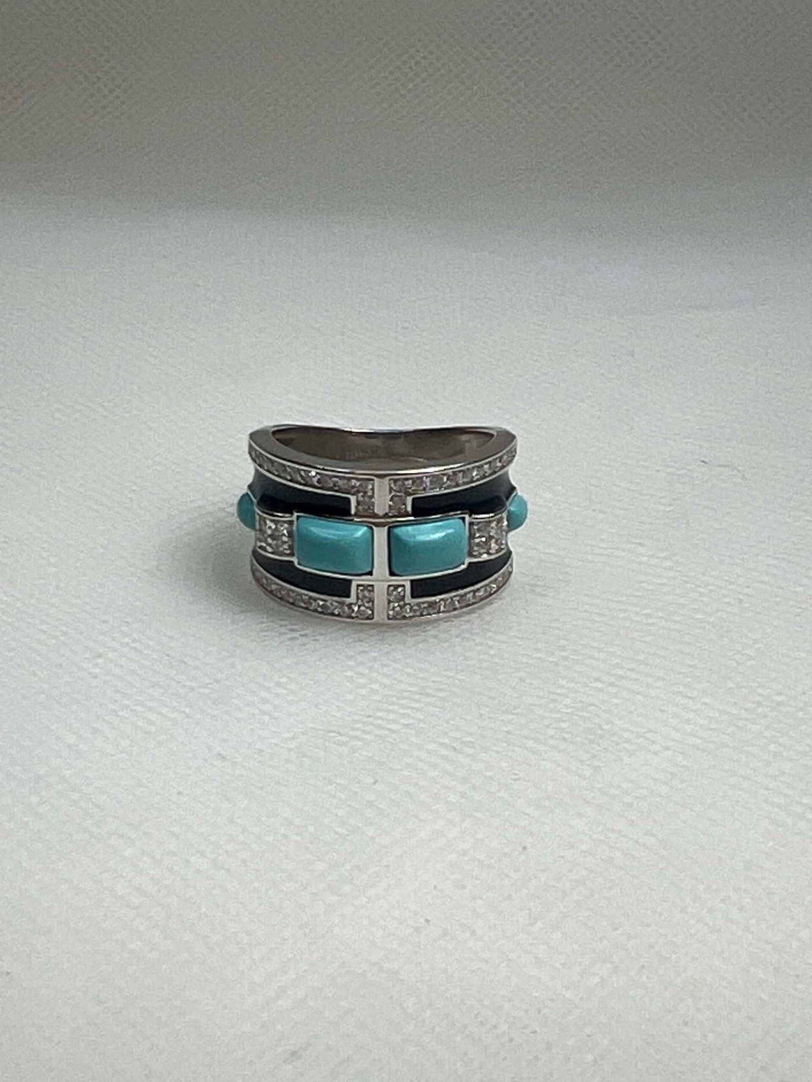 Anillo de plata rodiado en oro blanco con turquesa reconstituida y esmalte negro.