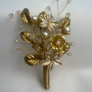 Prendido con flores y hojas de porcelana,cuentas de cristal y flores metalicas.
