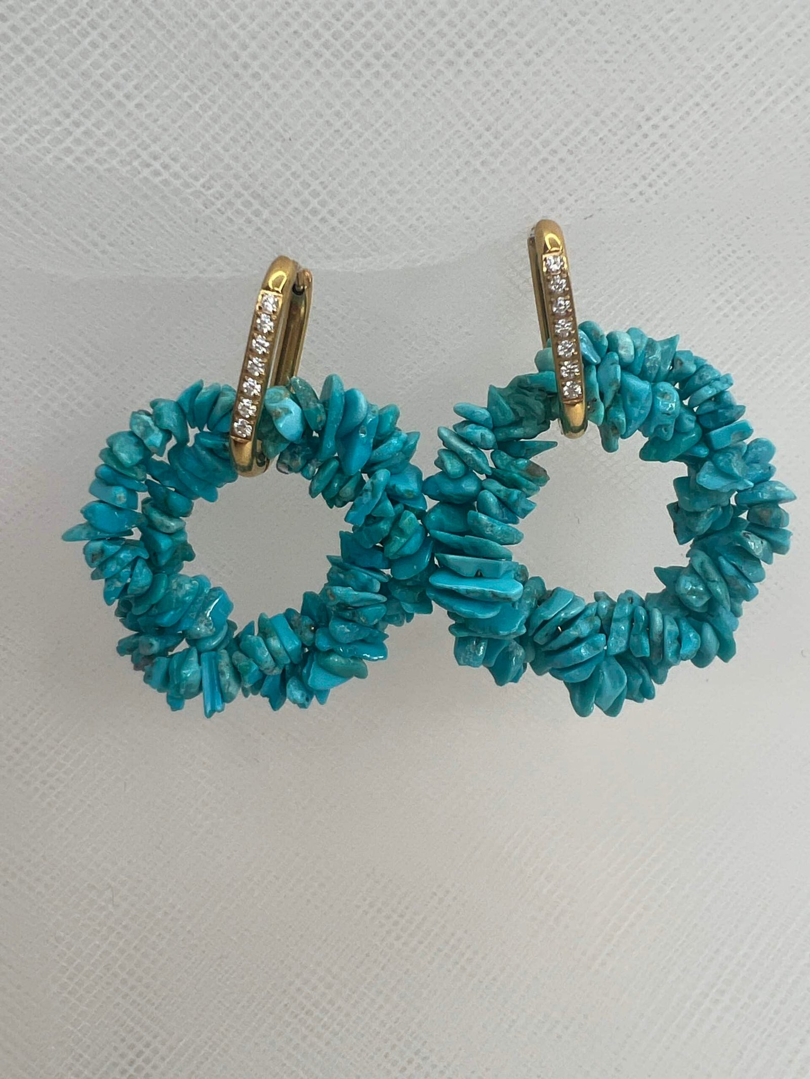 Pendientes de acero chapado en oro amarillo y turquesa natural.