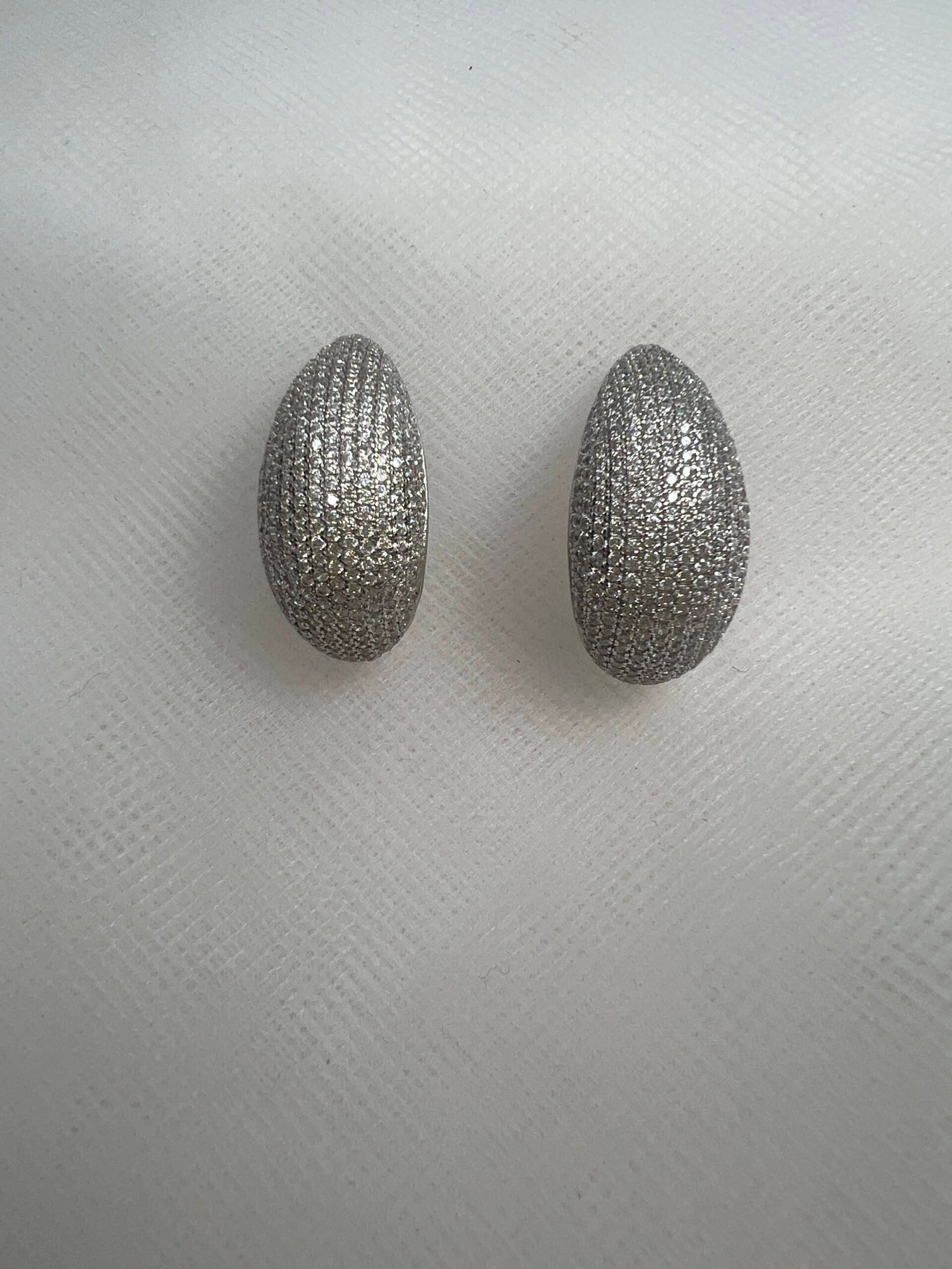 Pendientes de botones  alargados de pave con circonitas rodiados en oro blanco