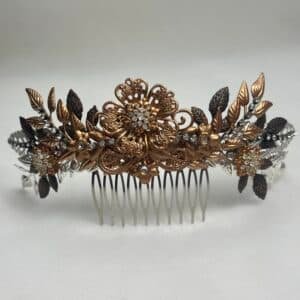 Tocado de flores y hojas de metal.