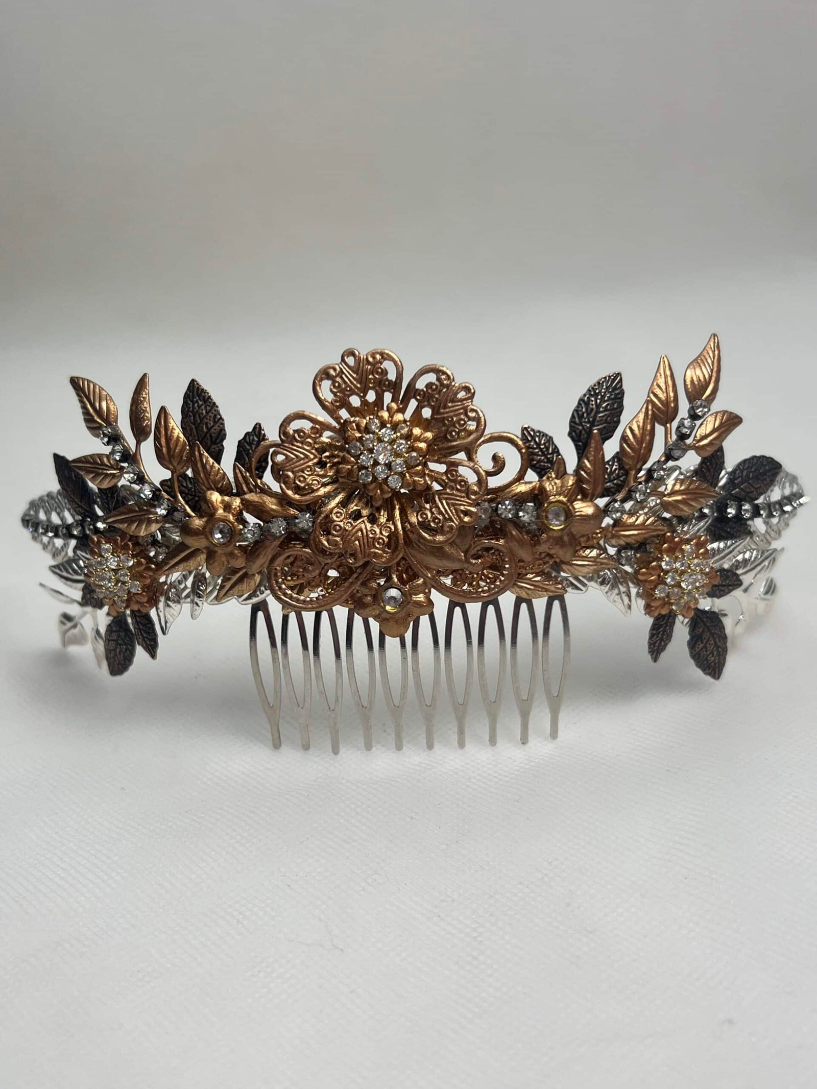 Tocado de flores y hojas de metal.