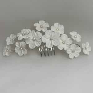 Tocado de flores de porcelana.