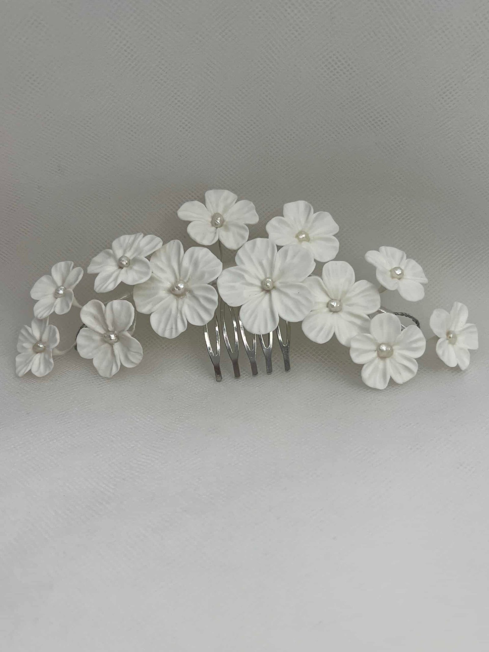 Tocado de flores de porcelana.