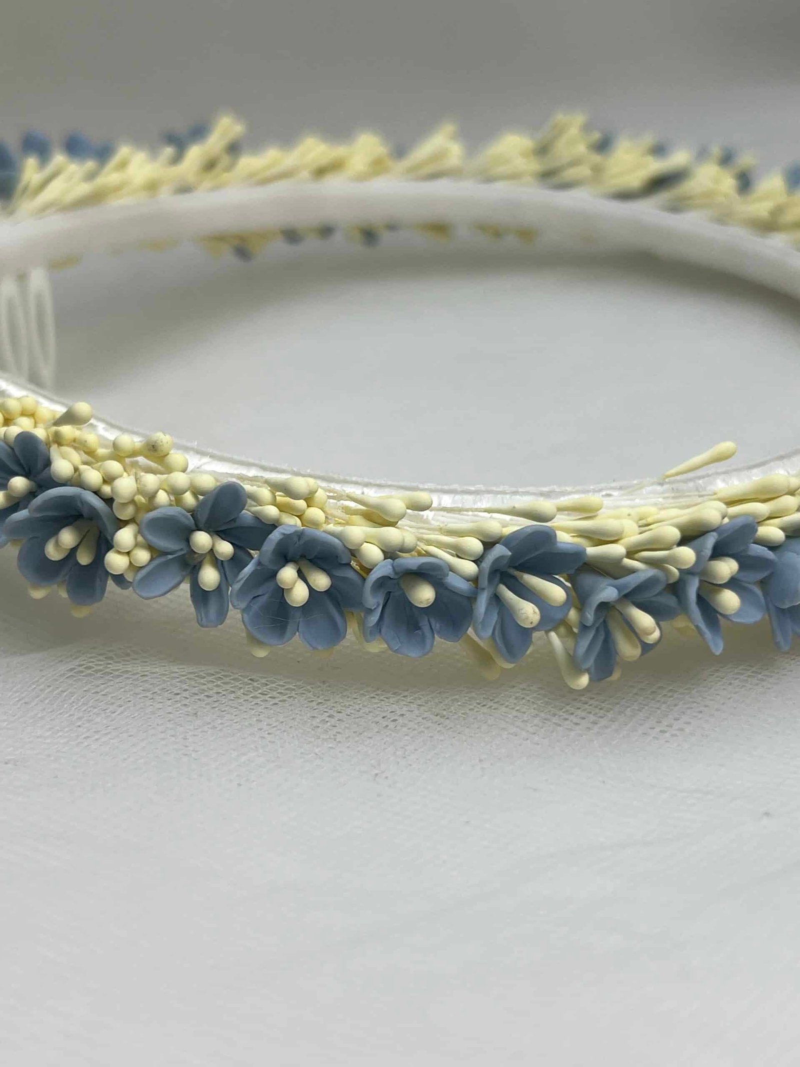 Diadema de flores y pistilos de porcelana