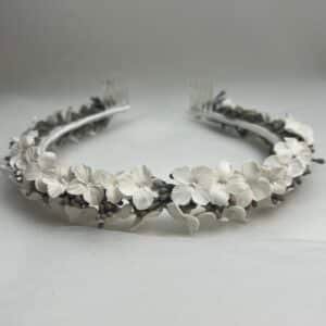 Diadema de flores y pistilos de porcelana