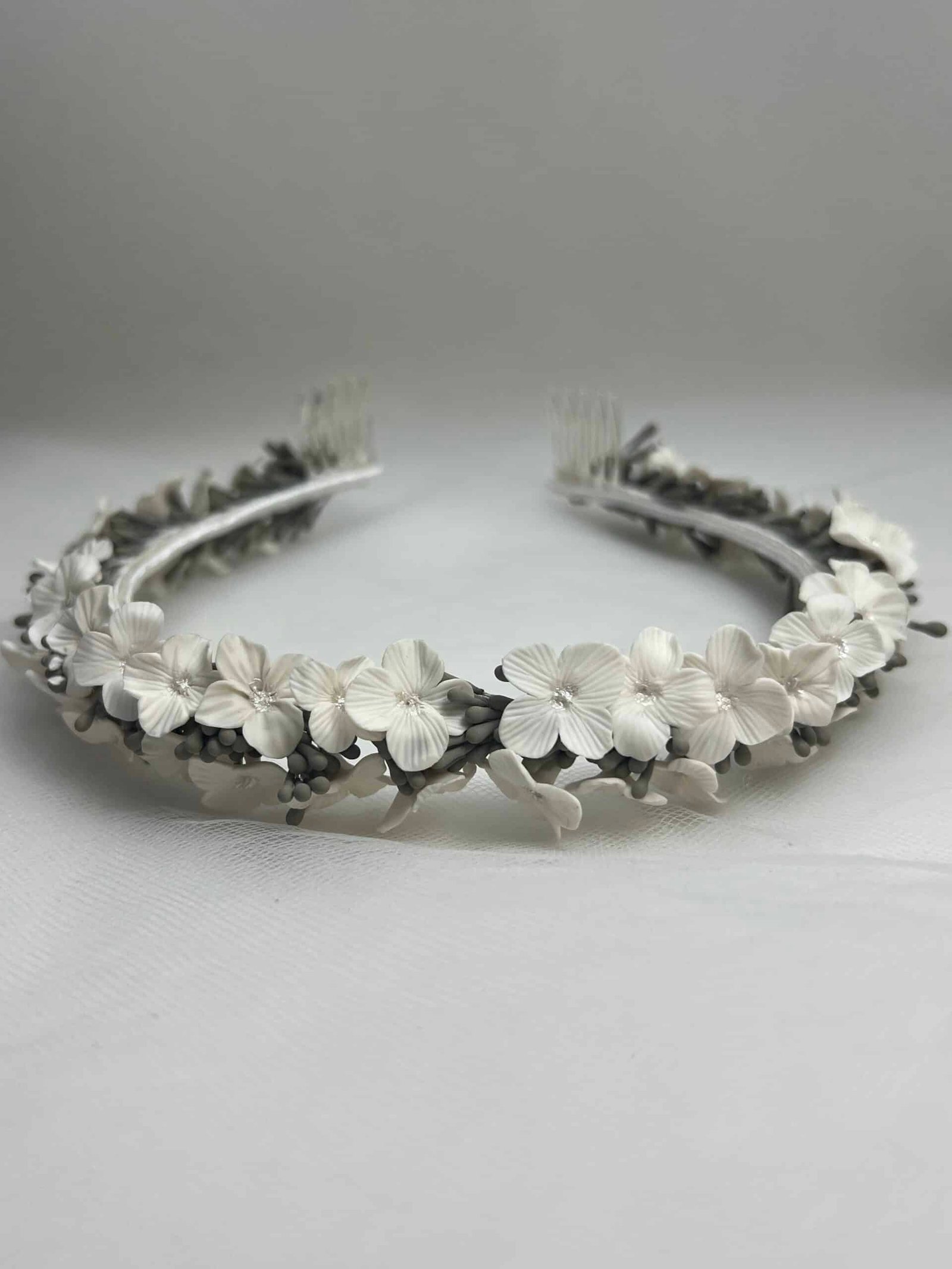 Diadema de flores y pistilos de porcelana