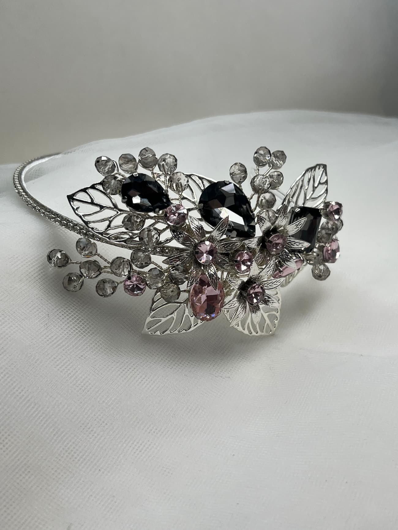 tocado de diadema de metal plateada con strass en tonos rosas y cuarzo ahumado - Imagen 2