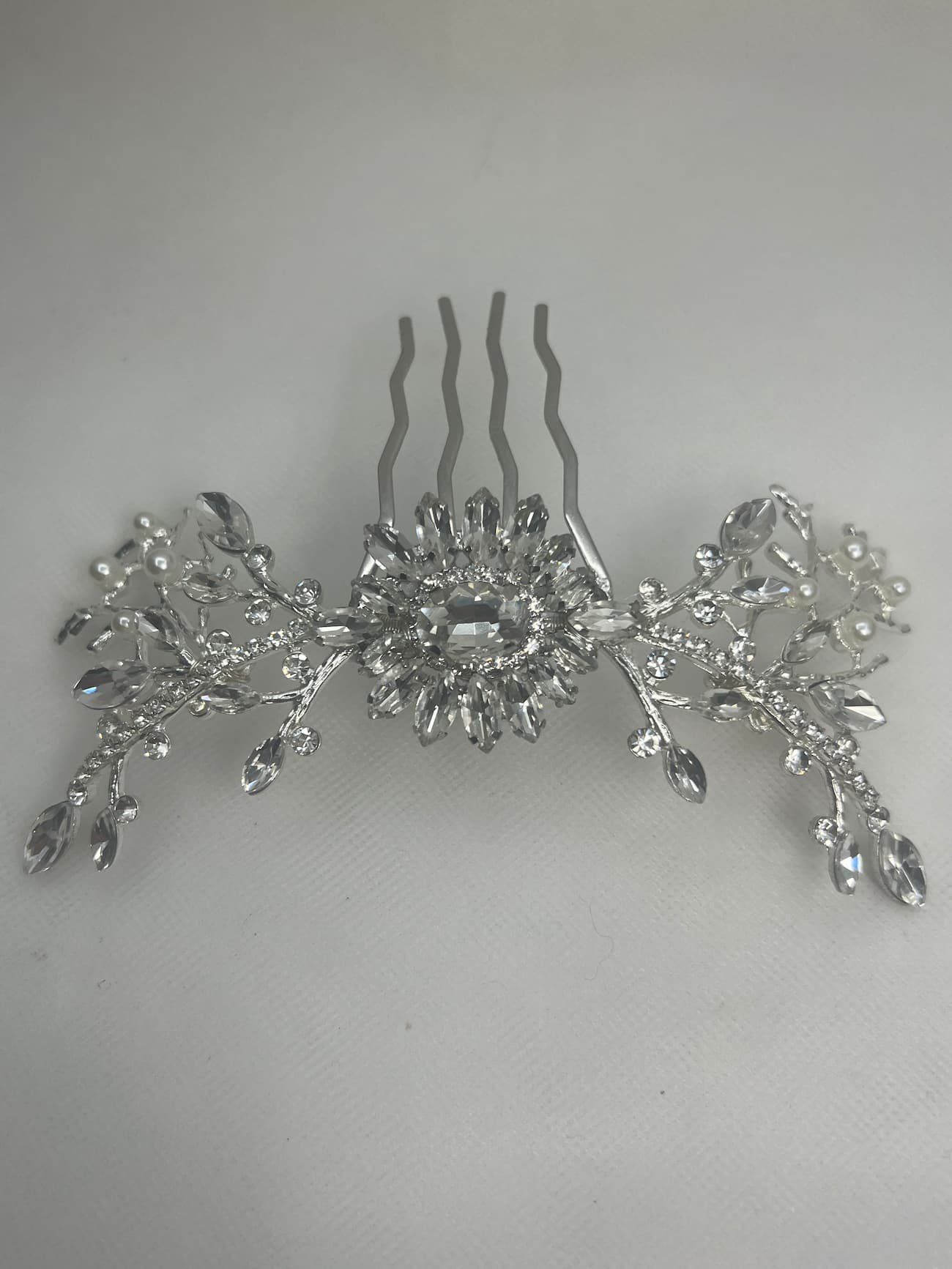 tocado de metal plateado con strass y perlas